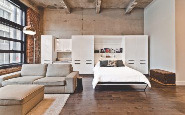 Lit escamotable urbain blanc ouvert dans un loft